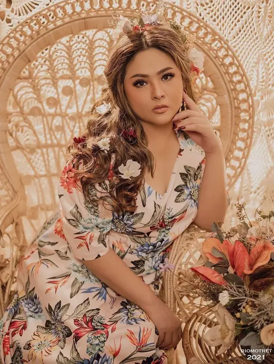 Menggunakan dress bunga dan warna pastel penampilan pelantun lagu Satu Jam Saja itu begitu memesona. Rambutnya yang dimodel ikal dengan penambahan aksesoris bunga, membuat pesona Audy Item kian terpancar.(Liputan6.com/IG/@audyitem)