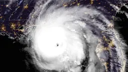 Gambar satelit NOAA menunjukkan Badai Michael mendekati daratan Amerika Serikat, Rabu (10/10). Badai Michael mencapai daratan sebagai badai Kategori 4 di dekat Mexico Beach, Florida dengan membawa kecepatan 250 km/jam. (LIZABETH MENZIES/NOAA/RAMMB/AFP)