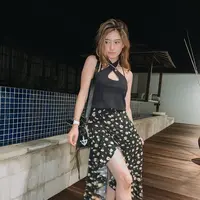 Dannia Salsabilla kerap tampil trendi dalam setiap kesempatan, salah satunya dengan fashion item andalan tank top. Beragam model tank top berhasil dipadupadankan dengan keren, seperti top model halter dengan aksen cut out yang di-mix and match dengan rok bersiluet bungkus motif floral. (Foto: Instagram @danniasalsabilla)