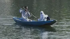 Seorang pria mendayung perahu selama jam sekolah di Danau Dal di Srinagar, India, Rabu (11/5/2022). Danau terbesar di negara bagian tersebut penting untuk kegiatan perikanan, perairan, rekreasi, dan pariwisata. (TAUSEEF MUSTAFA / AFP)