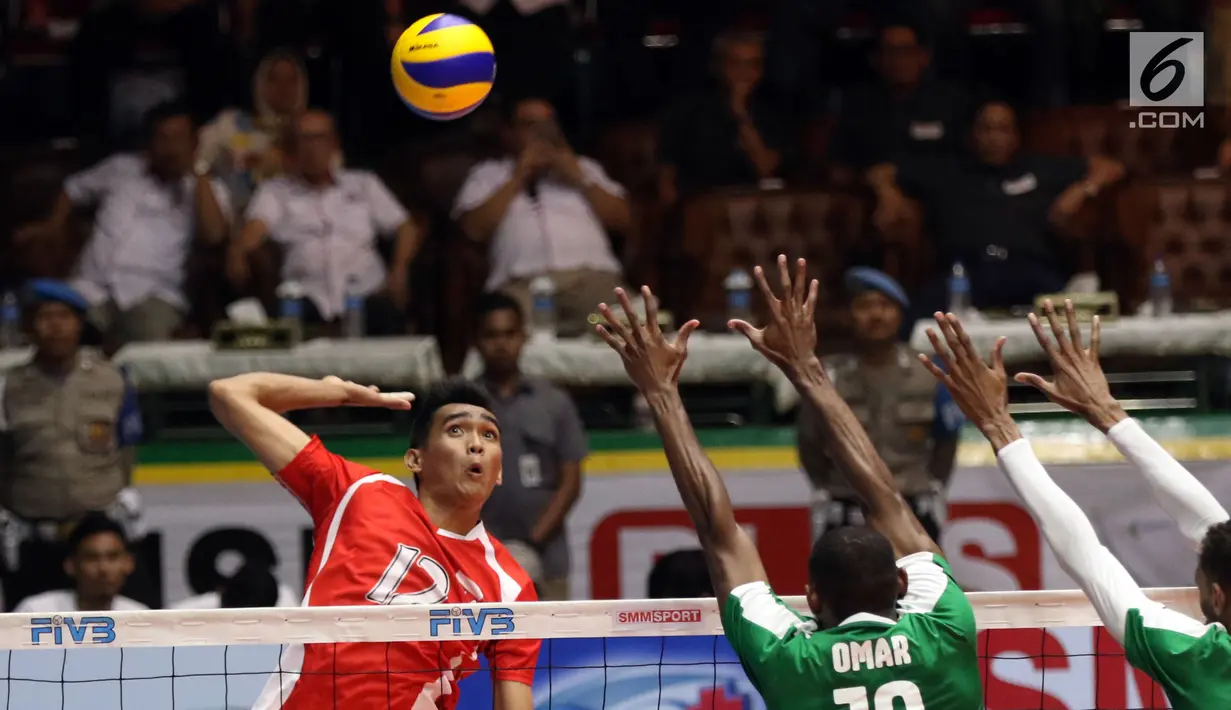 Pevoli putra Indonesia, Rivan Nurmulki (kiri) melakukan smes saat melawan Arab Saudi di Kejuaraan Voli Asia 2017 ke-16 di GOR Tri Dharma, Gresik, Senin (24/7). Indonesia unggul 25-23, 25-21, 22-25, 26-24. (Liputan6.com/Helmi Fithriansyah)