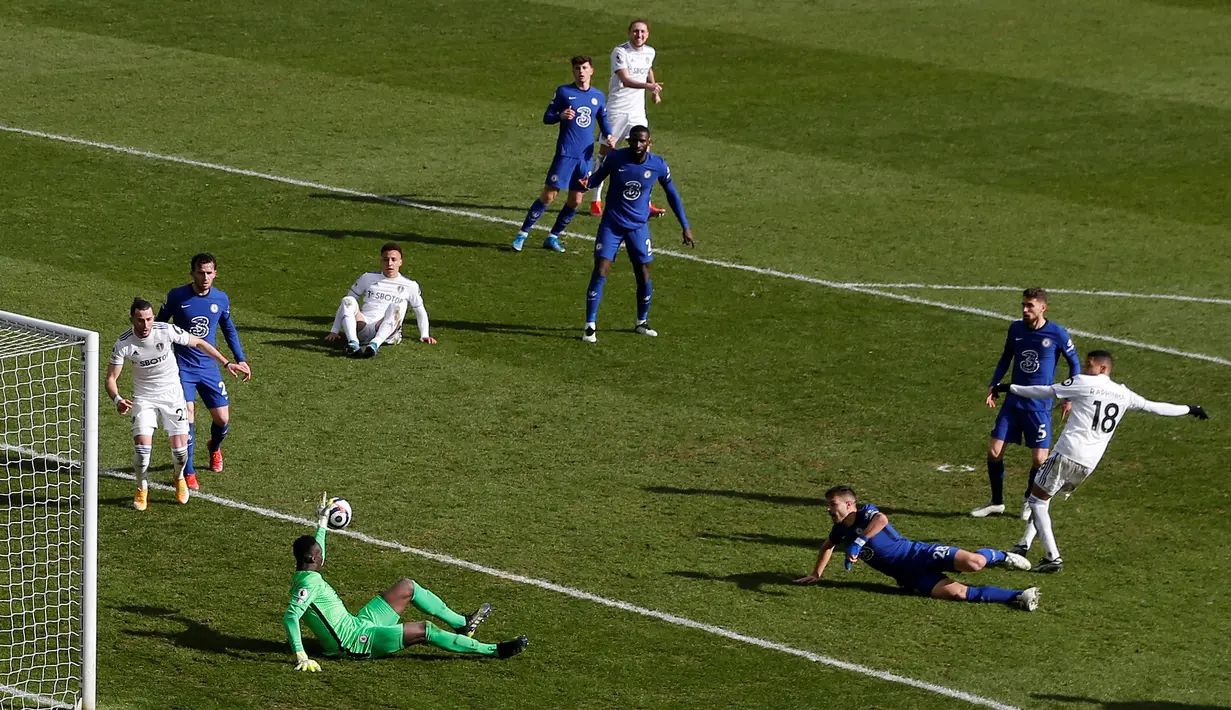 Leeds kemudian ganti mengancam lewat Raphinha (kanan), tapi Mendy kembali beraksi untuk mengagalkan peluang tuan rumah. (Foto: AFP/Pool/Lee Smith)