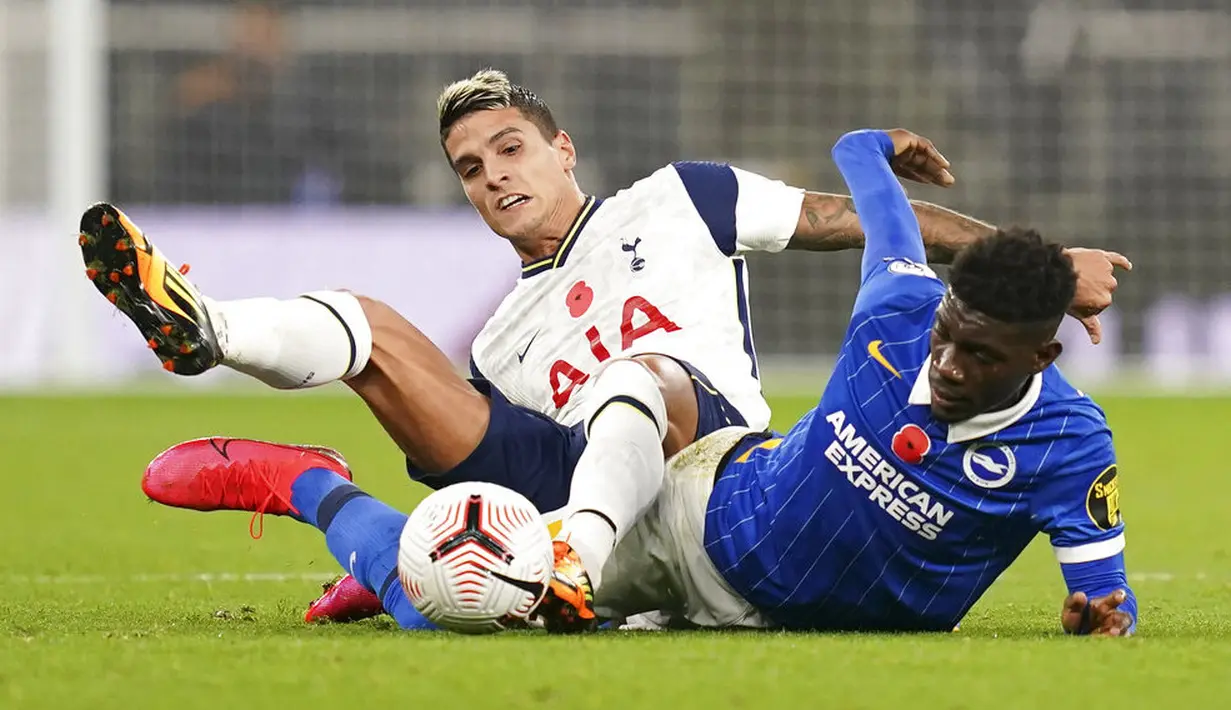 Pemain Tottenham Hotspur, Erik Lamela, berebut bola dengan pemain Brighton & Hove Albion, Yves Bissouma, pada laga Liga Inggris di London, Minggu (1/11/2020). Tottenham menang dengan skor 2-1. (John Walton/Pool via AP)