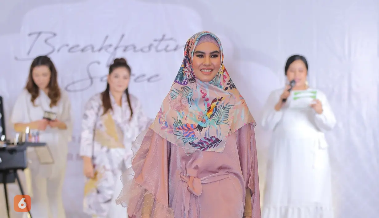 Bukan hanya itu, bahkan saat di rumah Kartika juga seringkali membaca Al Quran bersama kakak dan anggota keluarga yang lainnya. (Adrian Putra/Bintang.com)