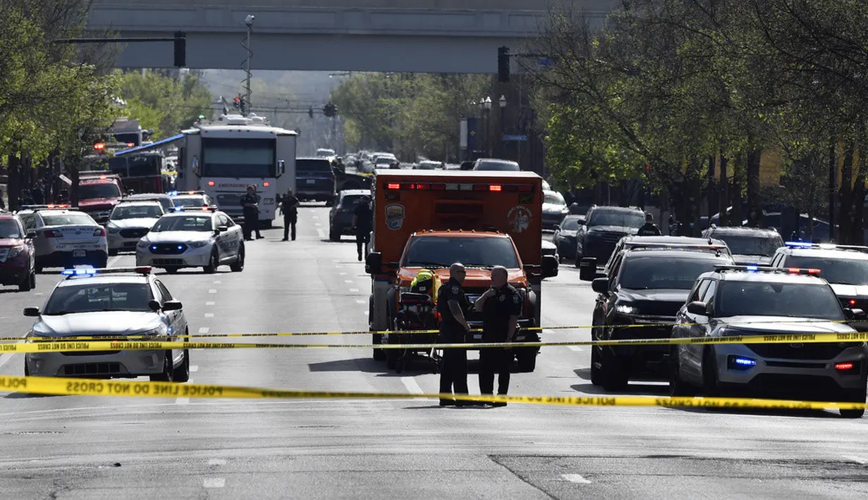 <p>Seorang pegawai bank berusia 23 tahun yang bersenjatakan senapan menembak mati lima rekannya dan melukai sembilan orang lainnya di tempat kerjanya di Louisville. Menurut polisi, pelaku menyiarkan langsung serangan itu ke media sosial. (AP Photo/Timothy D. Easley)</p>