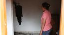Pemilik kos melihat kamar kos-kosan terduga anggota jaringan teroris, Bekasi (11/12). Bom panci itu diamankan di kos yang dihuni oleh salah satu 'calon pengantin' bom bunuh diri, yakni perempuan berinisial DYN. (Liputan6.com/JohanTallo)