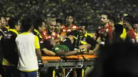 Kiper Persegres Gresik United, Aji Saka, dibawa ke rumah sakit akibat pingsan setelah badannya membentur tiang gawang. (Bola.com/Iwan Setiawan)