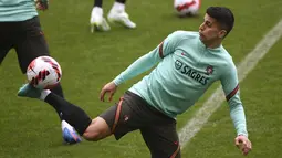 Bek Portugal, Joao Cancelo mengontrol bola saat mengikuti sesi latihan di stadion Dragao di Porto (28/3/2022). Portugal akan menghadapi Makedonia Utara di final Play-off Jalur C Kualifikasi Piala Dunia 2022 zona Eropa. (AFP/Miguel Riopa)