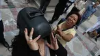 Seorang wanita mengenakan helm las untuk melihat gerhana matahari parsial di Mexico City, Senin (21/8). Gerhana matahari total terjadi di 14 negara bagian AS, sementara lainnya mengalami gerhana matahari parsial. (Gustavo Martinez Contreras/AP)