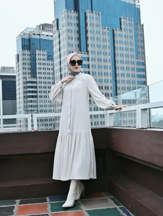 Salah satu fashion item Adelia Pasha adalah kacamata. Selain melindungi dari sinar matahari, penampilan ibu empat anak itu makin stylish dengan kacamata hitam.(Liputan6.com/IG/@princessyahrini)