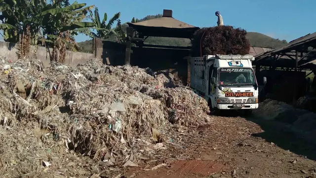 Kisah Di Balik Sampah Impor yang Menyerbu Malang