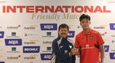 Pelatih Indra Sjafri bersama pemain belakang Timnas Indonesia U-22, Kadek Arel, berpose depan media pada sesi konferensi pers jelang pertandingan uji coba melawan Mali, Jakarta, Jumat (14/11/2025). Timnas Indonesia U-22 akan melakoni dua laga uji coba melawan Mali. (Bola.com/Abdul Aziz)