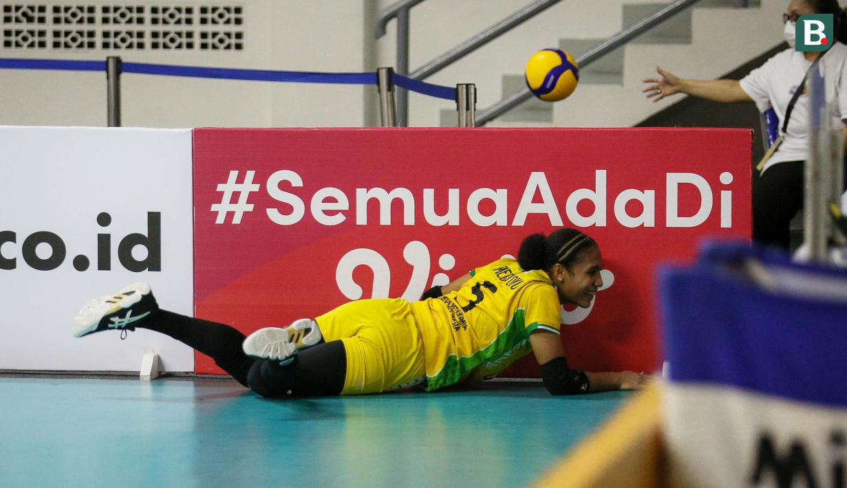 Pemain Gresik Petrokimia Pupuk Indonesia, Mediol Stiovanny Yoku berusaha menyelamatkan bola saat leg kedua final four PLN Mobile Proliga 2022 melawan Jakarta Pertamina Fastron di Padepokan Voli Jenderal Polisi Kunarto, Sentul, Jumat (18/03/2022). (Bola.com/Bagaskara Lazuardi)