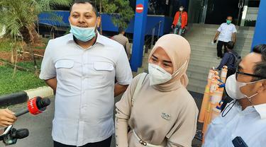 Selebgram Marissya Icha didampingi penasihat hukum, Ahmad Ramzy melaporkan Medina Zein ke Polda Metro Jaya.