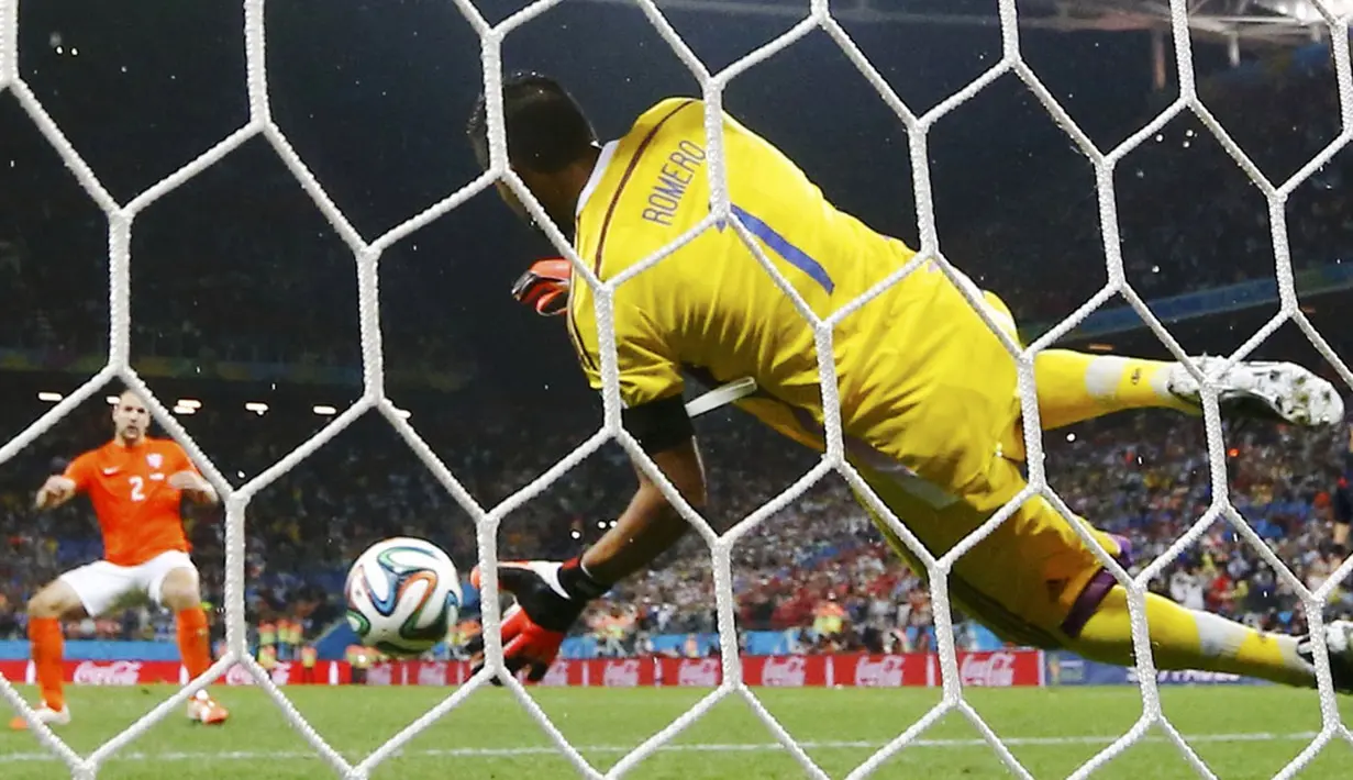 Aksi penjaga gawang Timnas Argentina, Sergio Romero, saat berhasil menahan tendangan penalti, Ron Vlaar (Belanda), di Stadion Corinthians, Sao Paolo, (10/7/2014). (REUTERS/Dominic Ebenbichler)