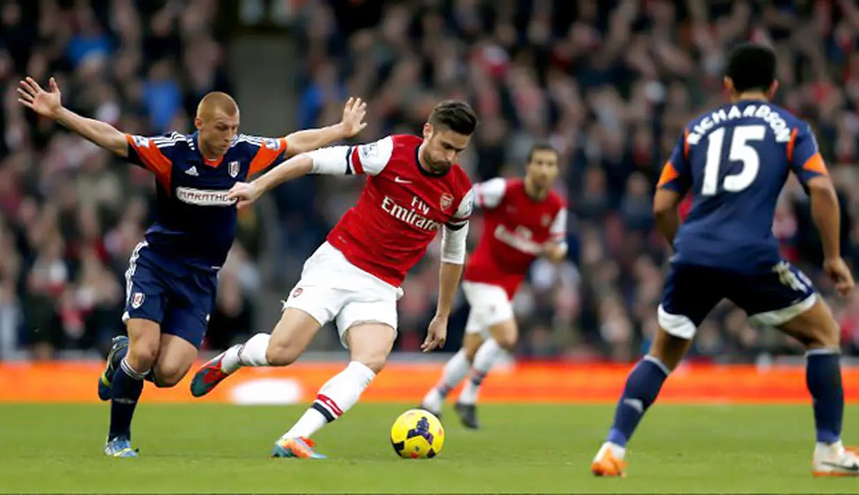 Duel Olivier Giroud Steve mempertahankan bola dari Steve Sidwell pada pertandingan sepak bola Liga Inggris antara Arsenal vs Fulham di Stadion Emirates, London (18/01/14). (AFP/Adrian Dennis)