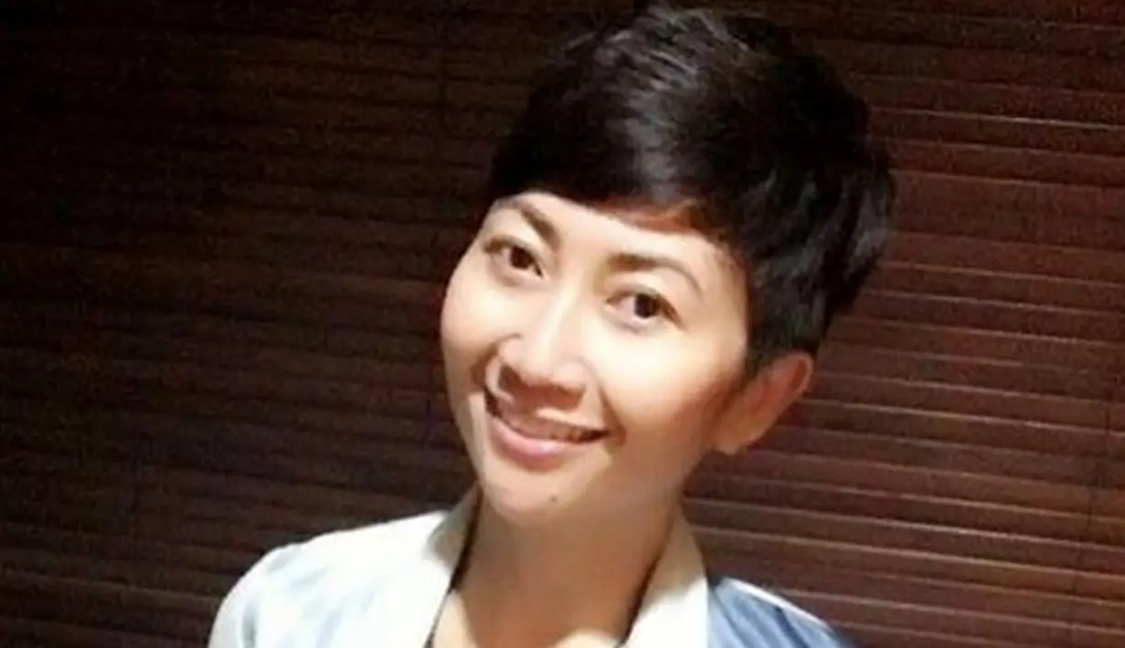 Indy Barends memiliki paras yang awet muda. Rahasia awet mudanya yakni berpikiran positif dan selalu menebarkan aura positif. Tak heran melihat foto lawas Indy Barends sama seperti melihatnya foto terkininya. (Liputan6.com/IG/indybarends)