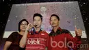 Juara All England 2017, Kevin Sanjaya, bersama kedua orang tuanya menghadiri acara pemberian bonus dari Djarum Foundation di Grand Indonesia, Rabu (23/3/2017). Kevin Sanjaya  mendapatkan bonus sebesar Rp 250 juta. (Bola.com/M Iqbal Ichsan)
