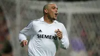 Ronaldo Luiz Nazario de Lima. Striker asal Brasil ini didatangkan Real Madrid dari Inter Milan pada awal musim 2002/2003. Selama total 5 musim hingga 2006/2007 telah bermain sebanyak 177 penampilan dengan mencetak 104 gol. (AFP/Philippe Desmazes)