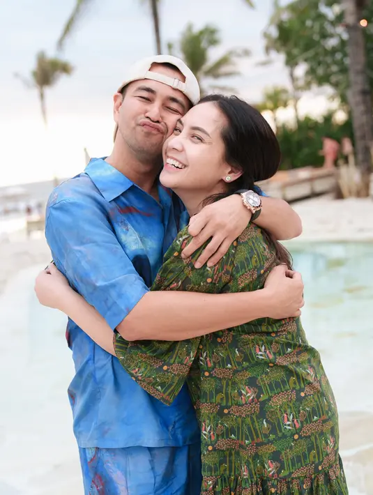 <p>"Mesra mesraan di Bali ❤️" kata Raffi Ahmad sebagai keterangan fotonya yang saat ini sudah disukai lebih dari 200 ribu akun. (Foto: Instagram/ raffinagita1717)</p>
