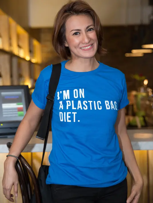 Perempuan kelahiran Jakarta, 20 Oktober 1978 mengaku selama ini, ia membawa tas sendiri dari rumah. Jadi semuanya belanjaan bisa masuk. (Dezmond Manullang/Bintang.com)