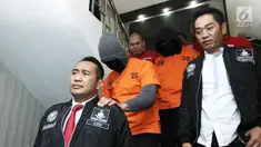 Tersangka DM dan DMT (Dominggus Marcello Tahitoe) saat di bawa pada rilis penangkapan narkoba di Polres Jakarta Selatan, Jumat (11/8). Ello ditetapkan sebagai tersangka kepemilikan narkoba 2 paket ganja dibawah 5 gram. (Liputan6.com/Herman Zakharia)