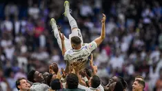 Pemain Real Madrid Karim Benzema dilemparkan ke udara oleh rekan setimnya setelah pertandingan sepak bola Liga Spanyol melawan Athletic Bilbao di Stadion Santiago Bernabeu, Madrid, Spanyol, Minggu (4/6/2023). (AP Photo/Bernat Armangue)