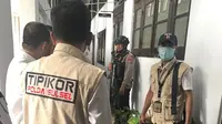 Polisi geledah kantor Balaikota Makassar (Liputan6.com/ Eka Hakim)