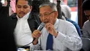 Laurens Siburian kuasa hukum Golkar kubu Agung Laksono saat menghadiri sidang kasus sengketa Partai Golkar di PTUN Jakarta Timur, Senin (4/5/2015). Dalam sidang tersebut dihadirkan Zainal Arifin Husein menjadi saksi ahli (Liputan6.com/Yoppy Renato) 