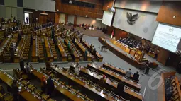 DPR kembali melakukan sidang paripurna setelah reses sekitar 1 bulan, Jakarta, Senin (23/3/2015). Sekitar 255 anggota dewan tak hadir dalam sidang pembukaan reses tersebut. (Liputan6.com/Faisal R Syam)
