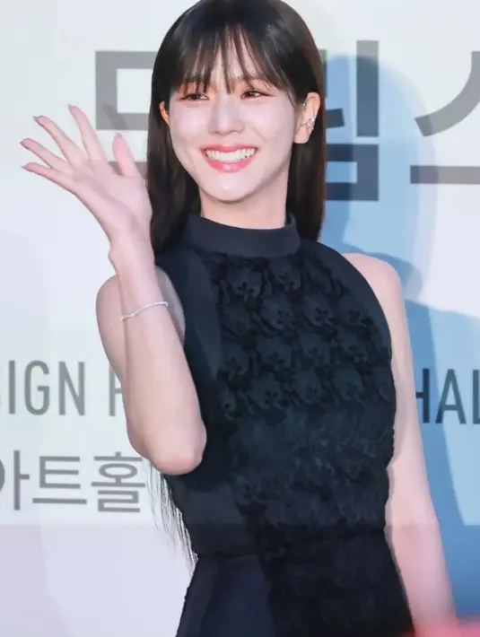 Dalam balutan gaun hitam bermotif floral khas Dior, Jisoo tampil memesona dengan gaya rambut berponi yang mempertegas kesan youthful dan elegan. [@actressjisoo24].
