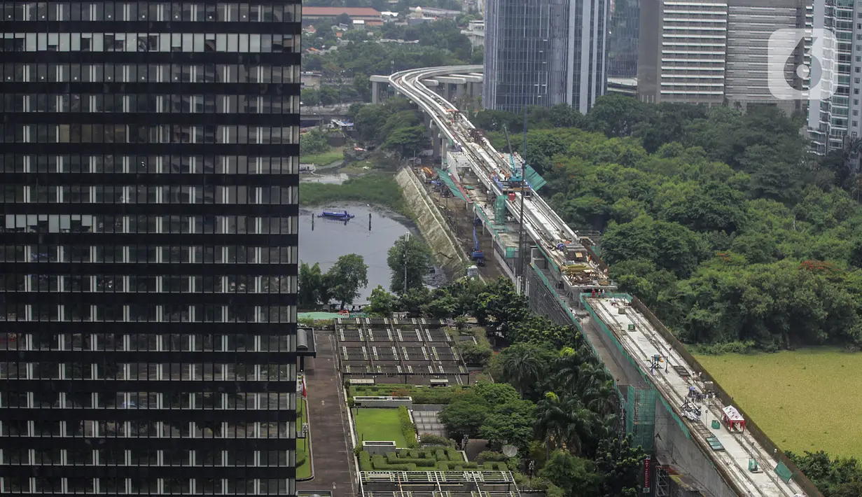 Proyek transportasi light rail transit (LRT) di kawasan Tanah Abang, Jakarta, Selasa (27/10/2020). Per September 2020, progres proyek LRT yang menghubungkan Jakarta, Bogor, Depok, dan Bekasi sepanjang 44 km tersebut telah mencapai 77 persen. (Liputan6.com/JohanTallo)