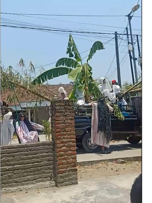 Viral Sekelompok Pemuda Cosplay Jadi Keluarga Kuntilanak, Asyik Main di Pohon