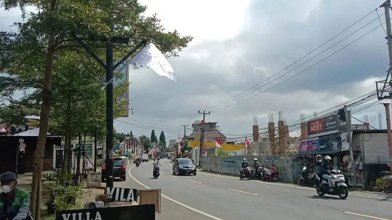 Pelaku usaha di sepanjang Jalan Raya Puncak, Kabupaten Bogor ramai-ramai mengibarkan bendera putih.