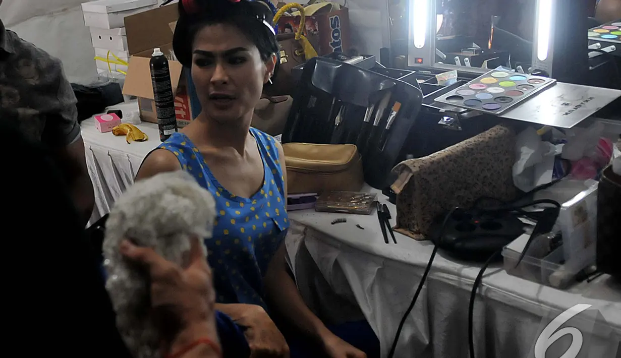 Iis Dahlia saat berada di Ruang make up ajang SCTV Awards 2014. Foto diambil pada Sabtu (29/11/2014). (Liputan6.com/Johan Tallo)