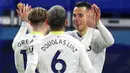 Para pemain Aston Villa merayakan gol yang dicetak oleh Anwar El Ghazi ke gawang Chelsea pada laga Liga Inggris di Stadion Stamford Bridge, Senin (28/12/2020). Kedua tim bermain imbang 1-1. (Catherine Ivill/Pool via AP)