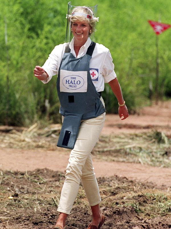 Mendiang Putri Diana mengenakan masker tersenyum saat berjalan di tengah-tengah ladang ranjau Huambo, Angola, 15 Januari 1997. (John Stillwell/PA via AP, File)