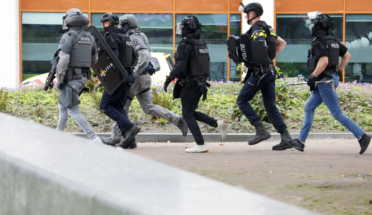 Seorang perempuan usia 39 tahun dan putrinya usia 14 tahun tewas dalam penembakan pertama. (Bas Czerwinski / ANP / AFP)