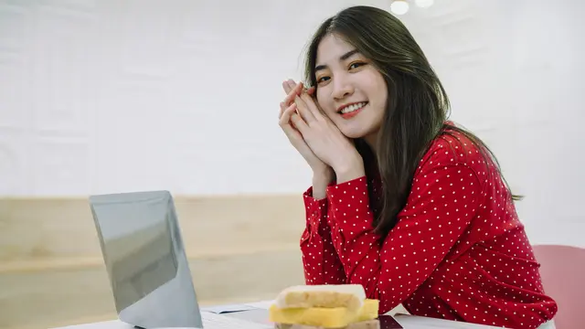 wanita juli tatapan mata