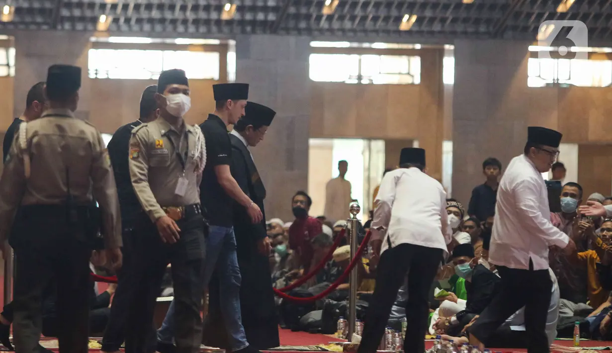 Bintang sepak bola asal Jerman, Mesut Ozil bersama Imam Besar Masjid Istiqlal Nassaruddin Umar bersiap menunaikan Sholat Jumat di Masjid Istiqlal, Jakarta, Jumat (27/5/2022). Seperti diketahui Ozil sedang berada di Jakarta sejak 24 Mei lalu. Pria berkebangsaan Jerman itu telah melakukan serangkaian kegiatan di Indonesia. (Liputan6.com/Herman Zakharia)