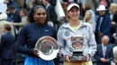 Garbine Muguruza dan Serena Williams menerima trofi pada Final pada final Roland Garros 2016 Prancis Terbuka di Paris (4/6/2016). (AFP/Miguel Medina) 