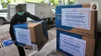 Petugas mengangkat bantuan APD (Alat Pelindung Diri) Saint Gobain Group kepada Sudin Kesehatan Jakarta Selatan di Jakarta, Kamis (2/4/2020). Bantuan untuk tenaga medis di 8 RSUD di Jakarta Selatan sebagai titik konsentrasi terbesar wabah COVID-19 di Jakarta. (Liputan6.com/HO/Iwan)