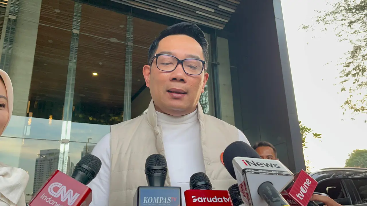 Calon Gubernur (Cagub) Jakarta nomor urut 1 Ridwan Kamil (RK) bersiap ke lokasi debat cagub, Minggu (6/10/2024).
