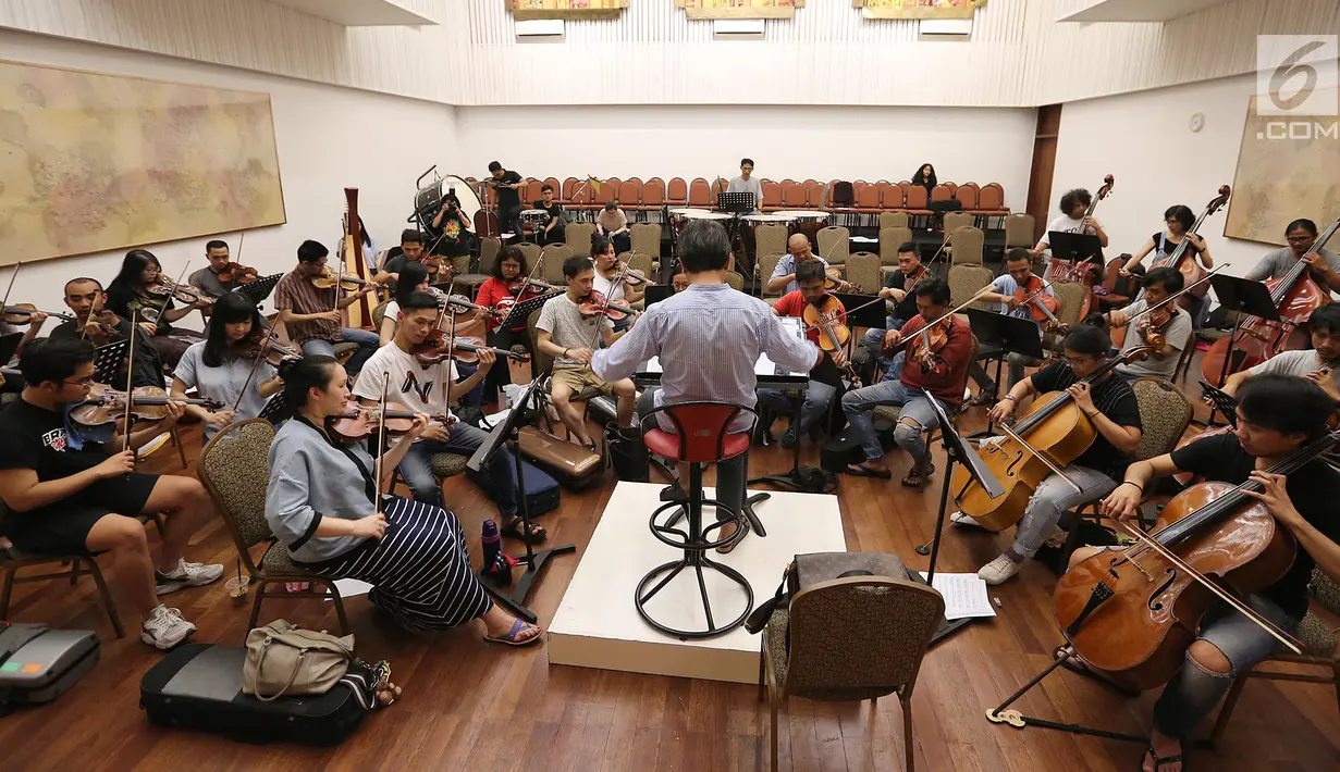 Konduktor Avip Priatna saat memimpin latihan jelang konser Sabda Semesta di Jakarta, Senin (25/9). The Resonanz Music Studio di bawah naungan Avip Priatna akan menggelar konsernya pada 29 September 2018. (Liputan6.com/Fery Pradolo)