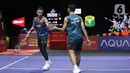 Fajar/Rian gagal menyusul Sabar/Reza yang sukses menaklukkan wakil Malaysia, Man Wei Chong/Kai Wun Tee melalui duel tiga gim 21-18, 12-21, 21-18. (Liputan6.com/Helmi Fithriansyah)