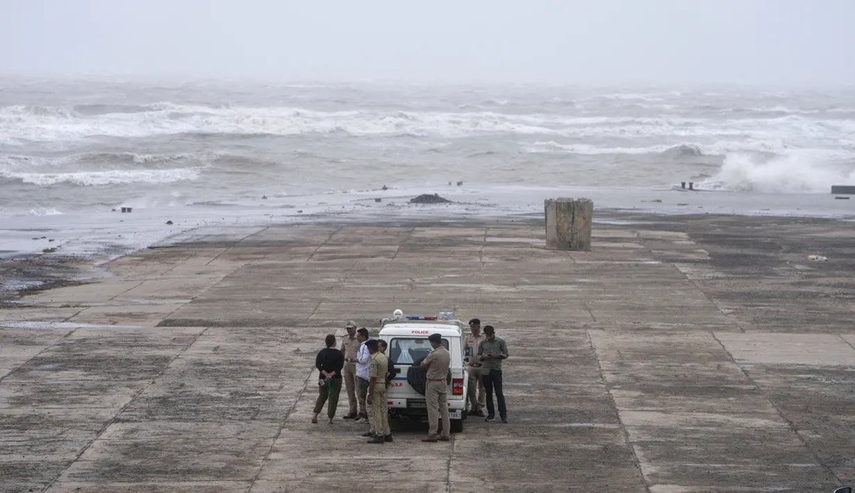 <p>Badan penanggulangan bencana Pakistan memperingatkan gelombang badai setinggi 3-4 meter di sepanjang garis pantai dari Karachi ke Gujarat akibat Topan Biparjoy. (AP Photo/Ajit Solanki)</p>