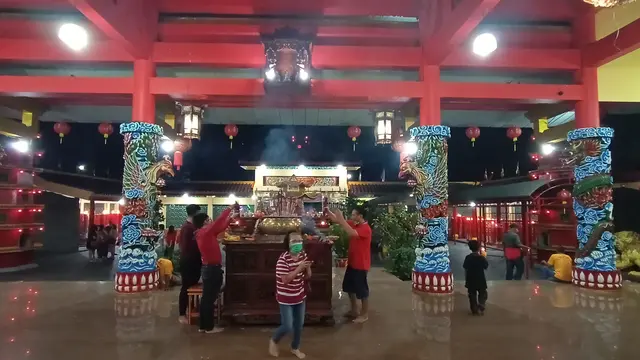 Suasana Umat Budha Beribadah Saat Malam Imlek Di Vihara Avalokitesvara, Kota Serang, Banten. (Kamis, 11/02/2021). (Liputan6.com/Yandhi Deslatama).