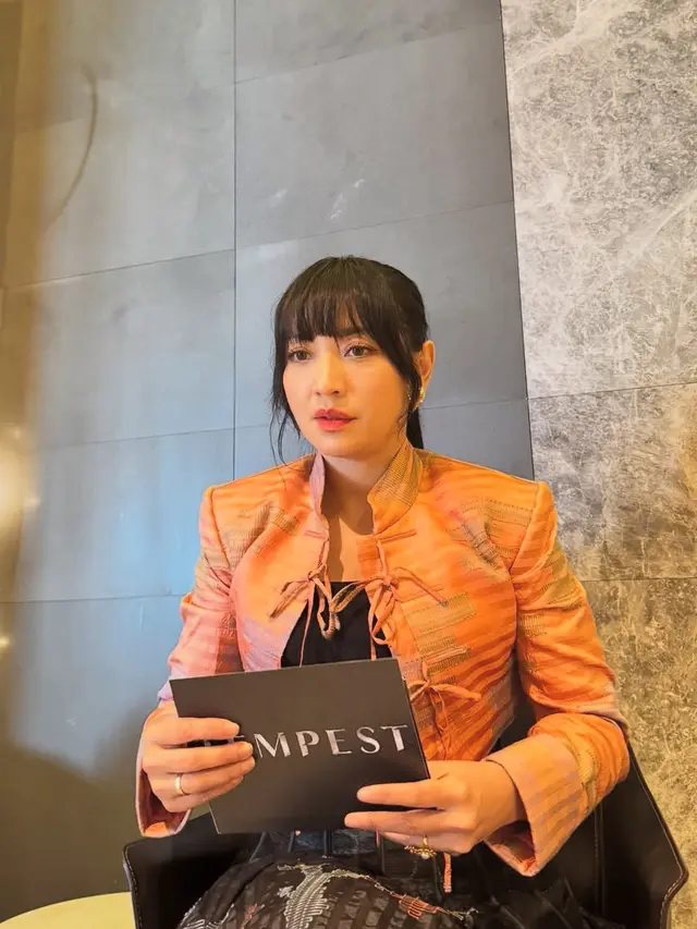 Hesti Purwadinata tampil dengan dua look busana saat Berada di Acara K Drama Tempest di Korea Selatan. [@hestipurwadinata]