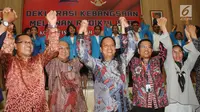Menteri Ristek Dikti, Muhammad Nasir bersama para rektor perguruan tinggi dan mahasiswa berfoto bersama saat deklarasi kebangsaan melawan radikalisme di UKI, Jakarta, Selasa (19/9). (Liputan6.com/Angga Yuniar)