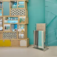 Mengikuti tren, Tiffany & Co. juga berjualan produk di vending machine (instagram/ coventgardenldn)
